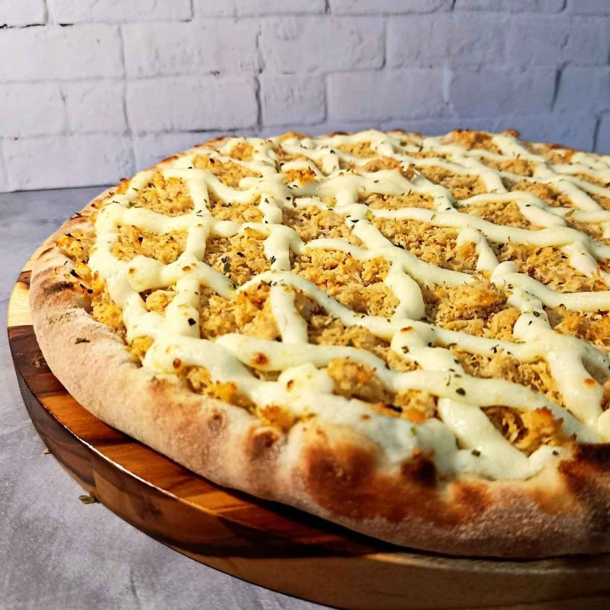 Pizza artesanal de frango com requeijão da ReStart Pizzaria